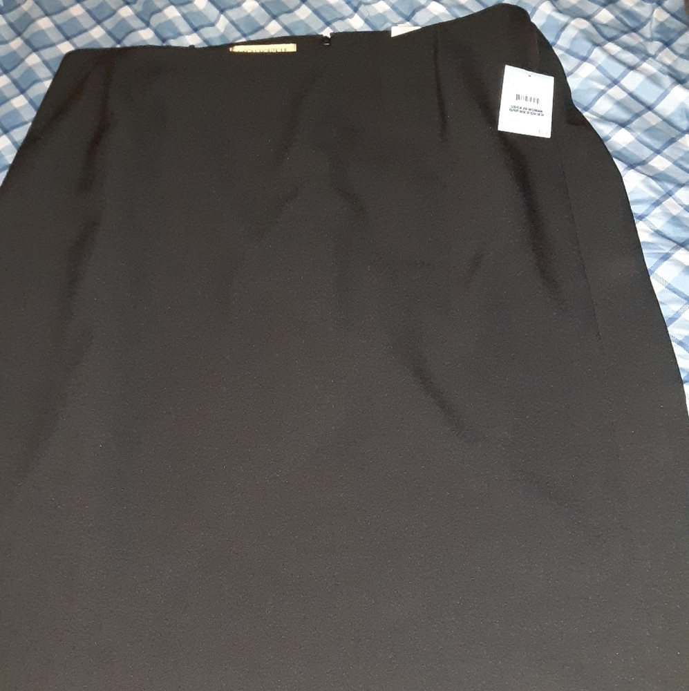 A black skirt below the knee 🖤